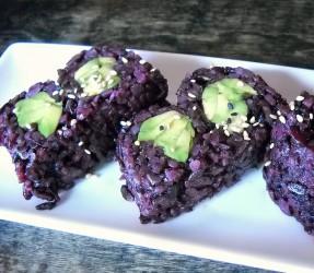 Avocado roll with black rice